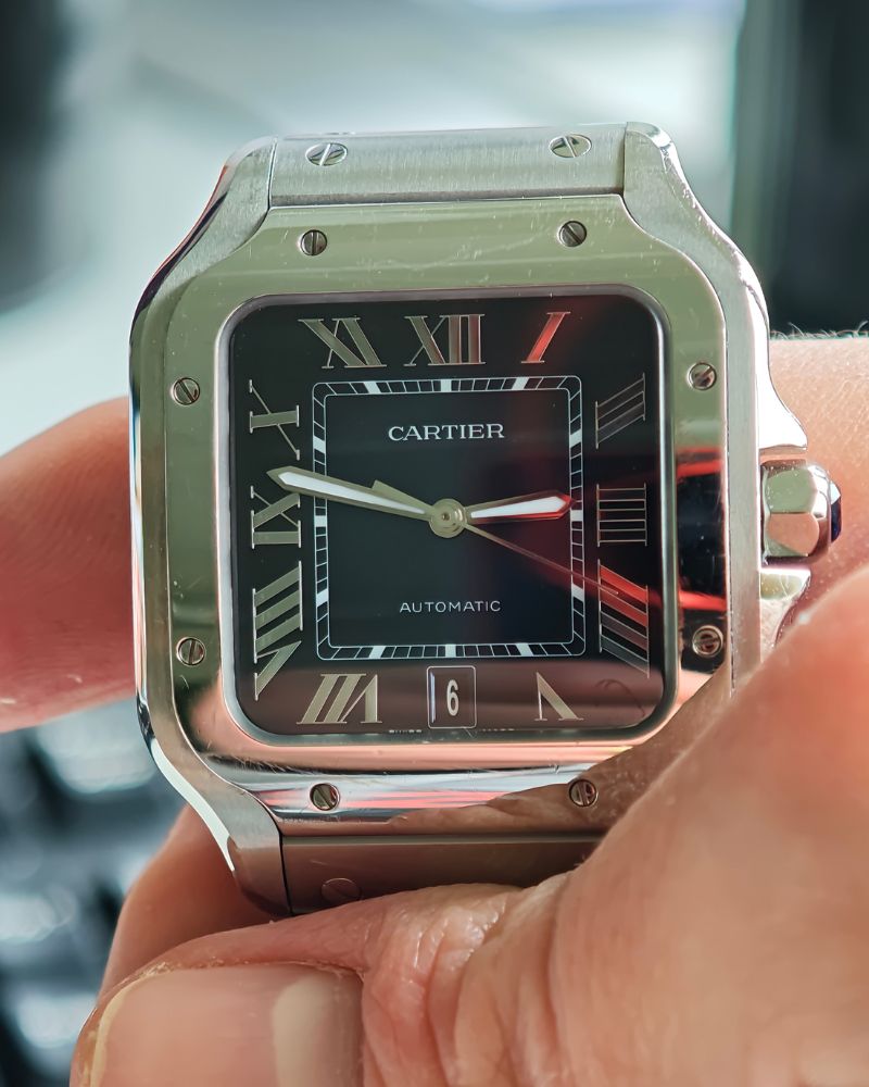 Nahaufnahme der Cartier Santos de Cartier mit der Referenznummer WSSA0071.