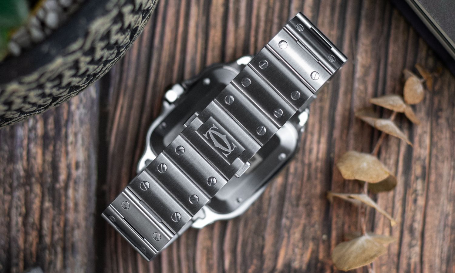 Blick von oben auf das Stahlband der Cartier Santos de Cartier mit der Referenz WSSA0071.