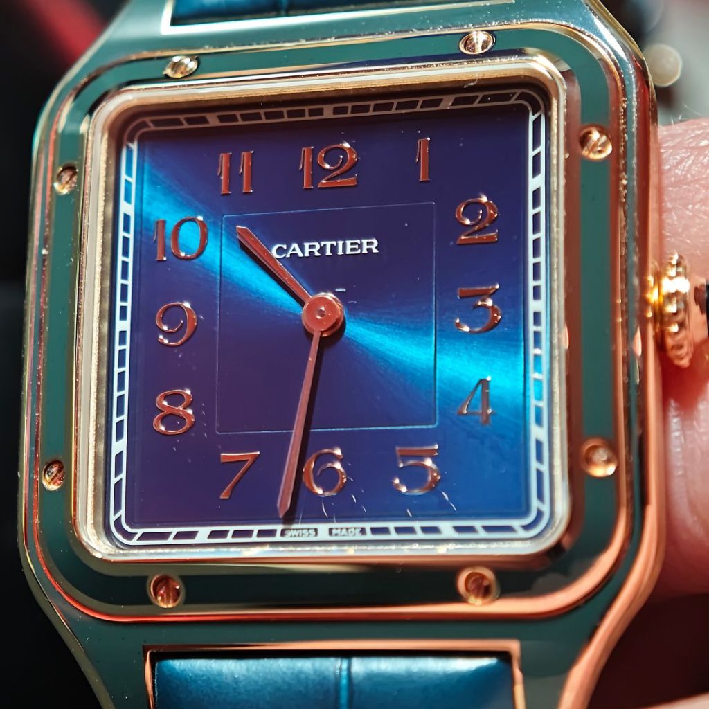 Nahaufnahme des Zifferblattes der Cartier Santos Dumont mit der Referenz WGSA0098.