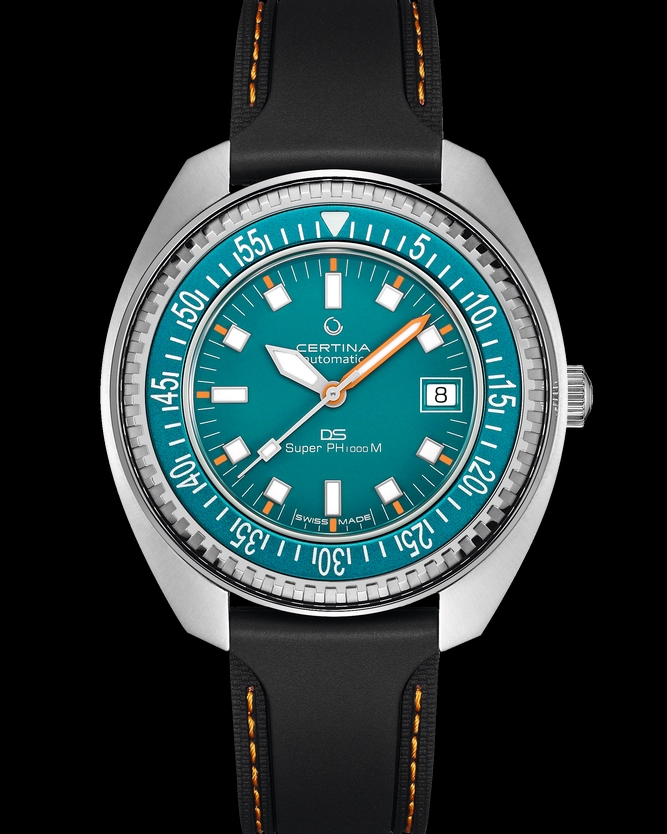 Vorderseite der Certina Super DS PH1000M auf schwarzem Hintergrund
