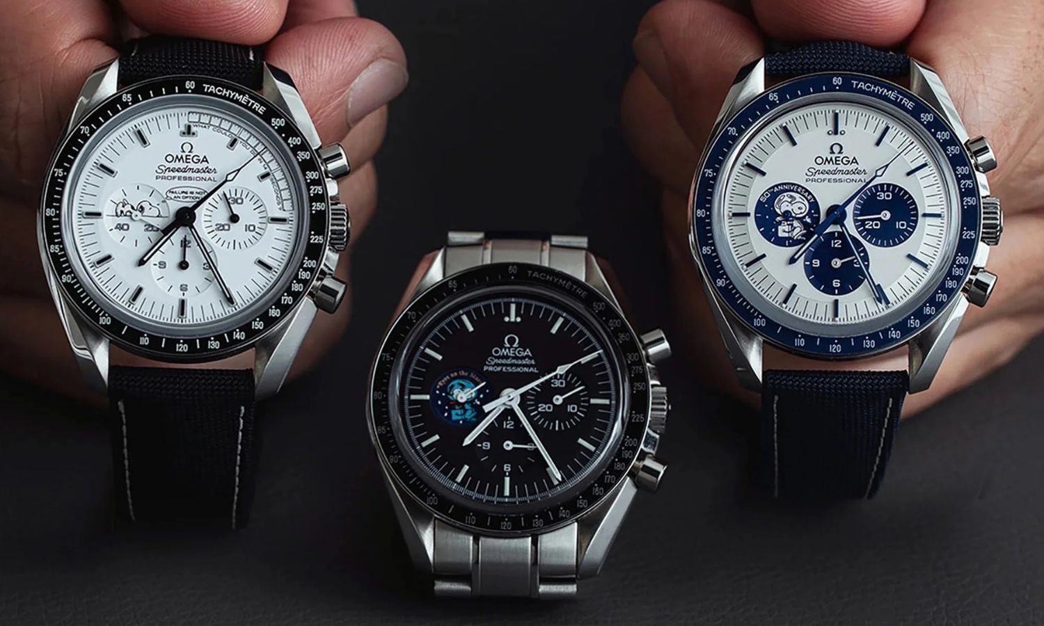 Blick auf die drei Sondereditionen der OMEGA Speedmaster Snoopy.