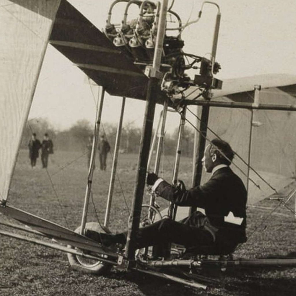 Ein Bild des Flugpioniers Alberto Santos-Dumont bei einem seiner Flugversuche.