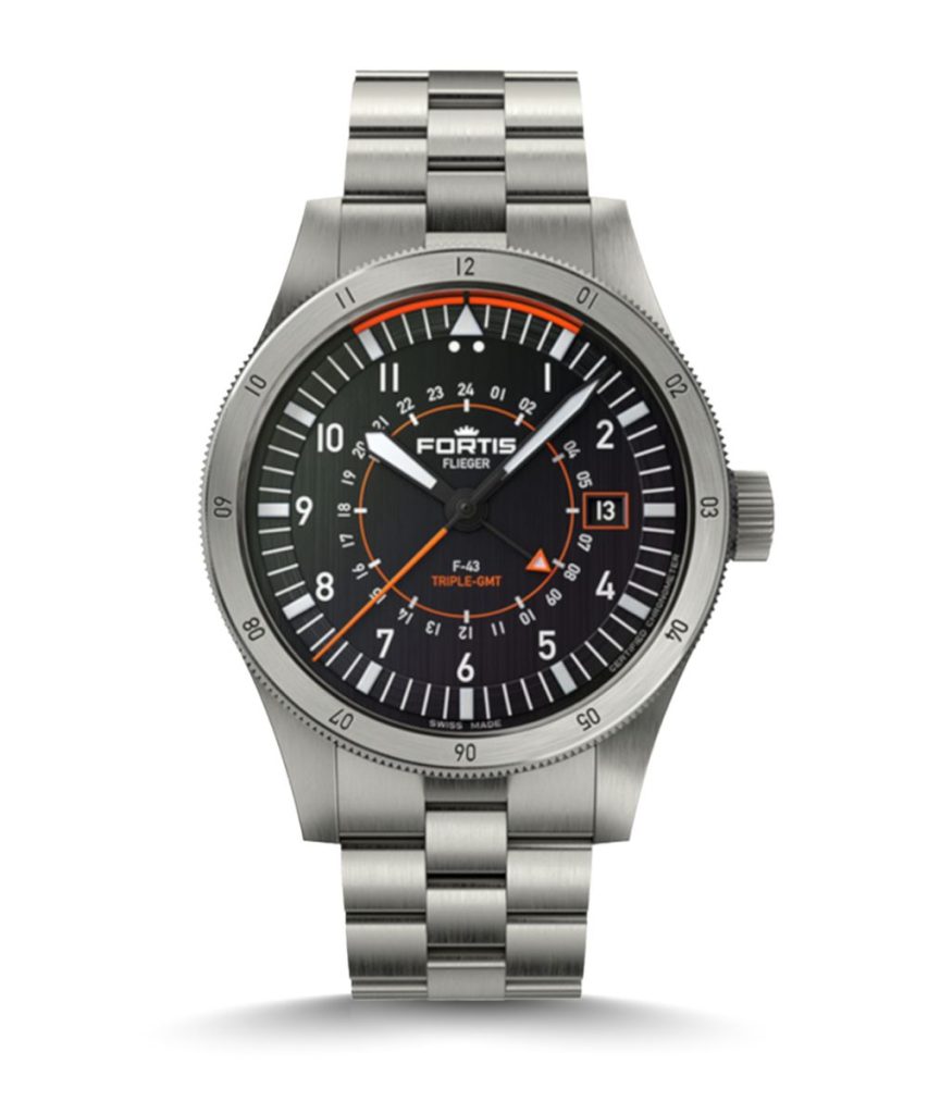 Fortis Flieger F-43 Triple-GMT stehend vor weißem Hintergrund