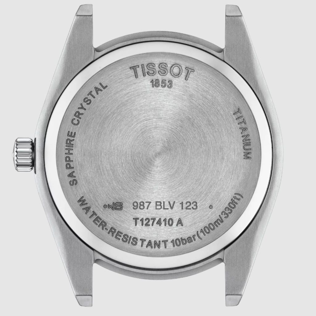 Nahaufnahme des Gehäusebodens der Tissot Gentleman Titanium vor weißem Hintergrund