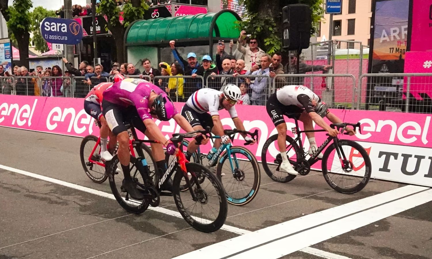 Blick auf vier Radrennfahrer auf der Ziellinie bei einer Etappe des Giro d'Italia.