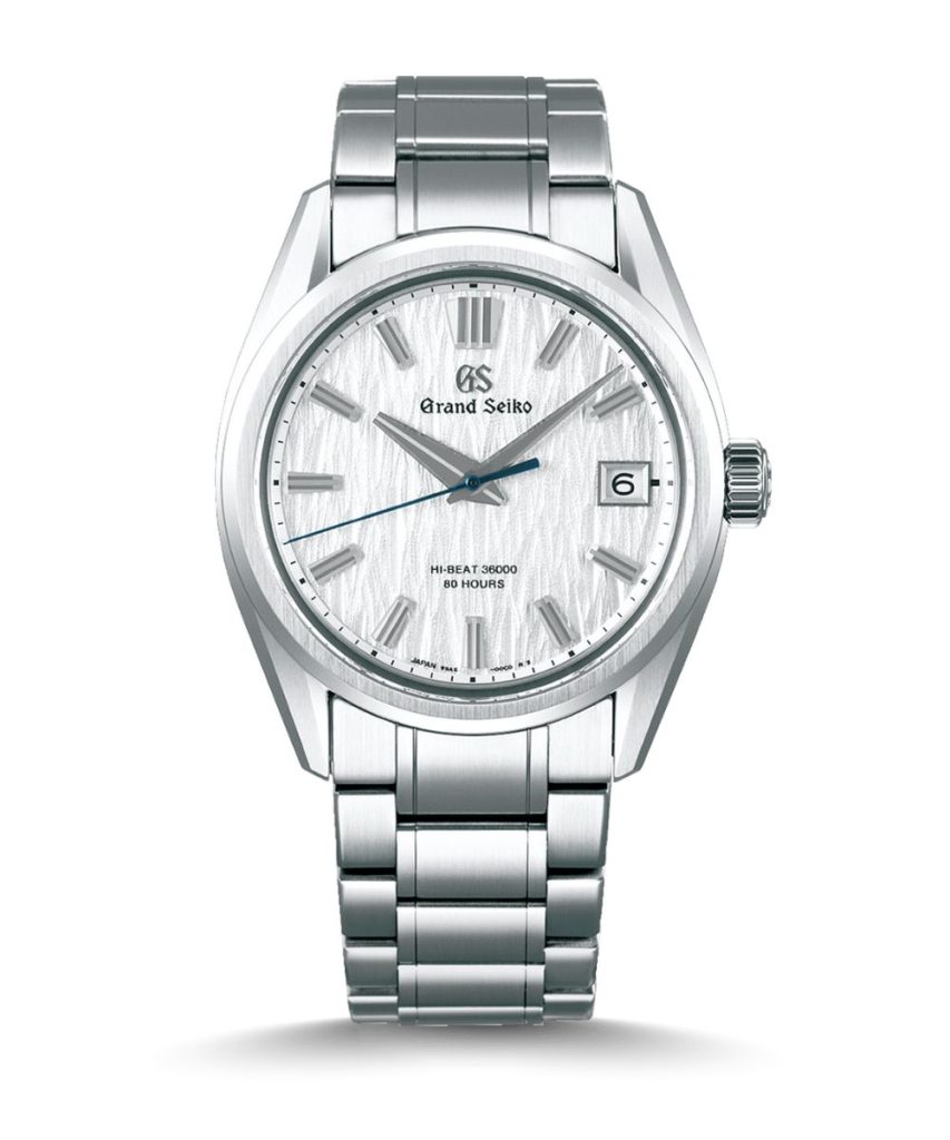 Grand Seiko Evolution 9 Automatik White Birch CPO mit weißem Zifferblatt am Edelstahlarmband stehend vor weißem Hintergrund