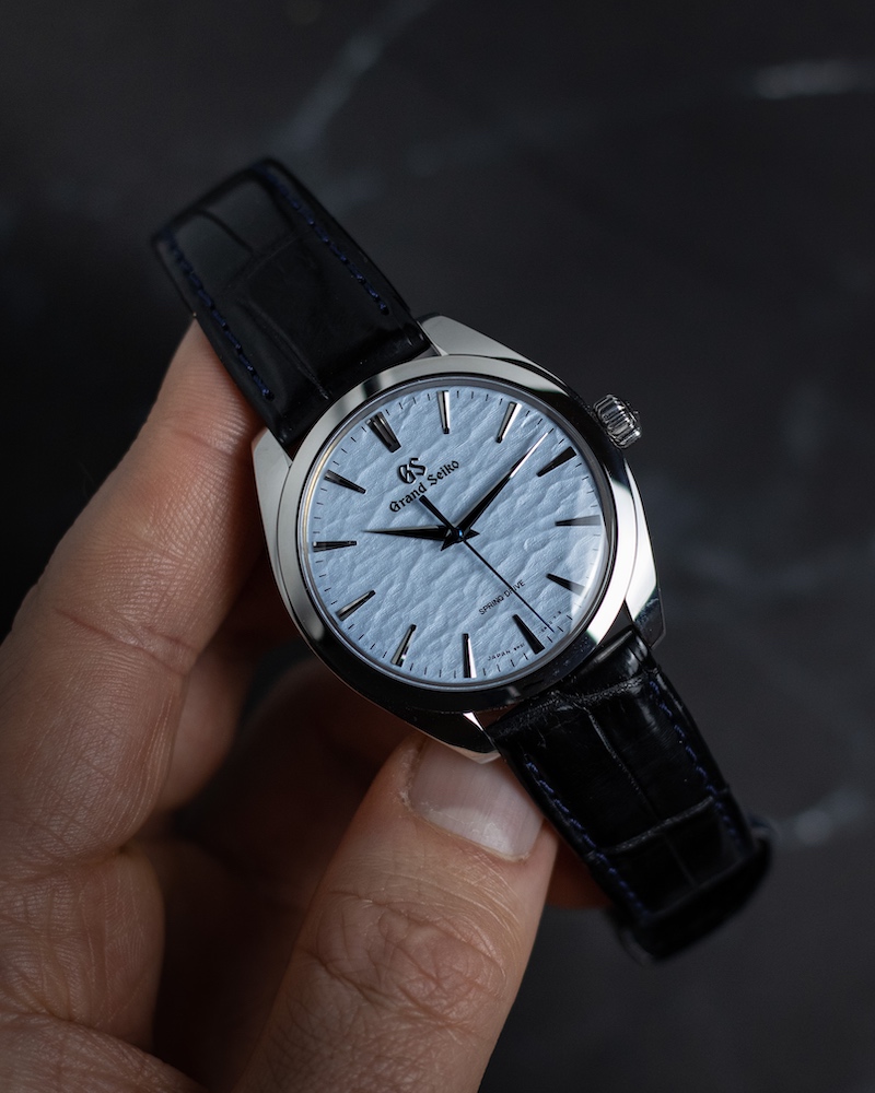 Grand Seiko SBGY007 Omiwatari in Hand eines Mannes