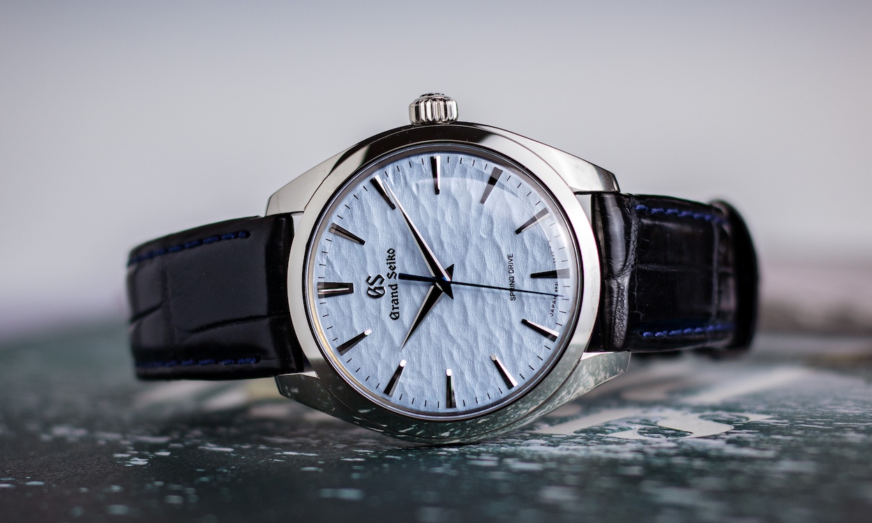 Grand Seiko Omiwatari SBGY007 liegend auf grüner Tischplatte