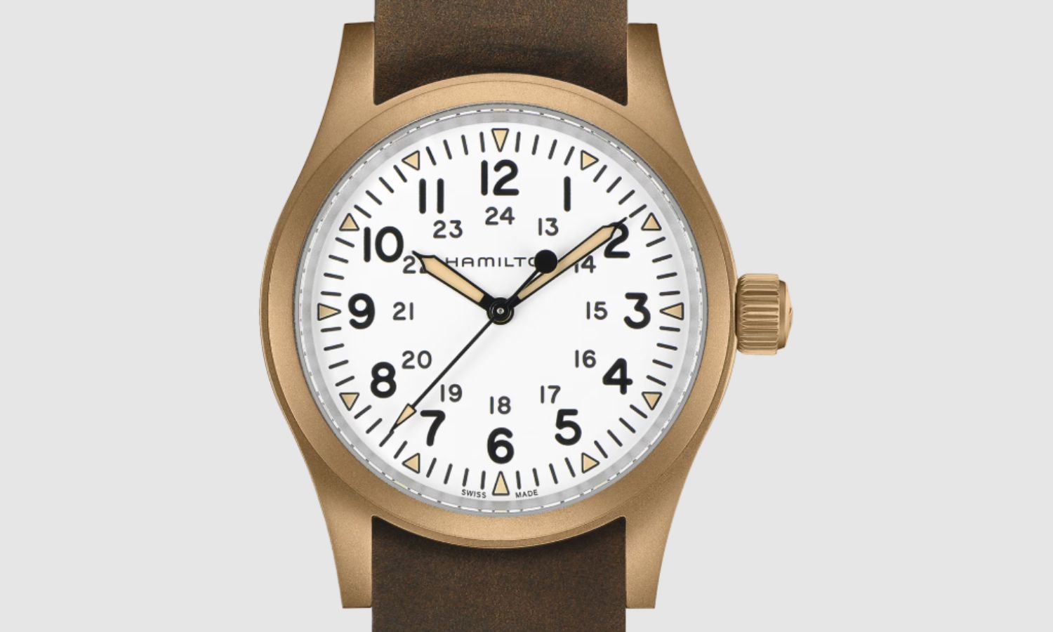 Hamilton Khaki Field Mechanical Bronze mit weißem Zifferblatt und braunem Lederarmband abgebildet vor weißem Hintergrund