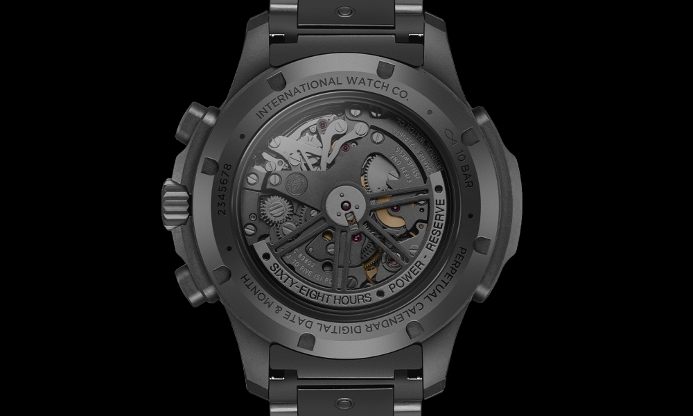 Gehäuseboden der IWC Pilots Watch Performance Chronograph auf schwarzem Hintergrund