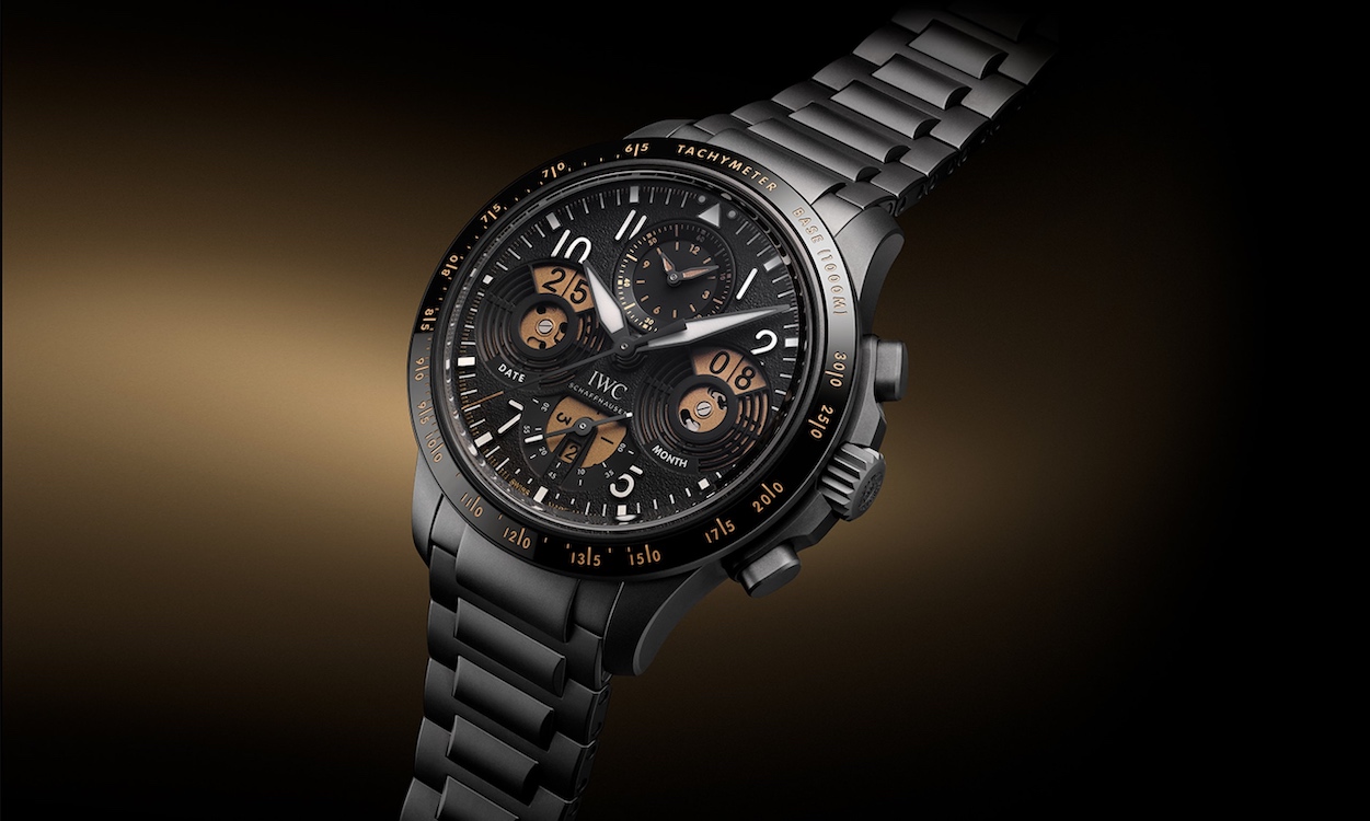 IWC Pilots Watch Performance Chronograph auf schwarzem Hintergrund