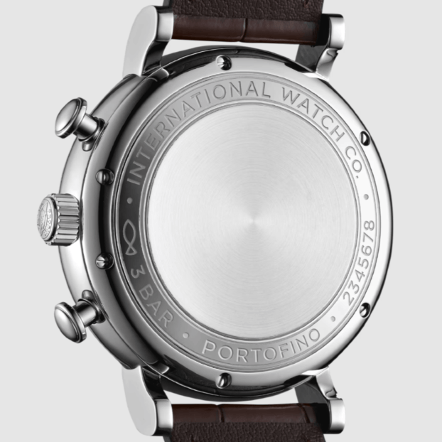 Nahaufnahme des Edelstahlbodens der IWC Portofino Chronograph vor weißem Hintergrund