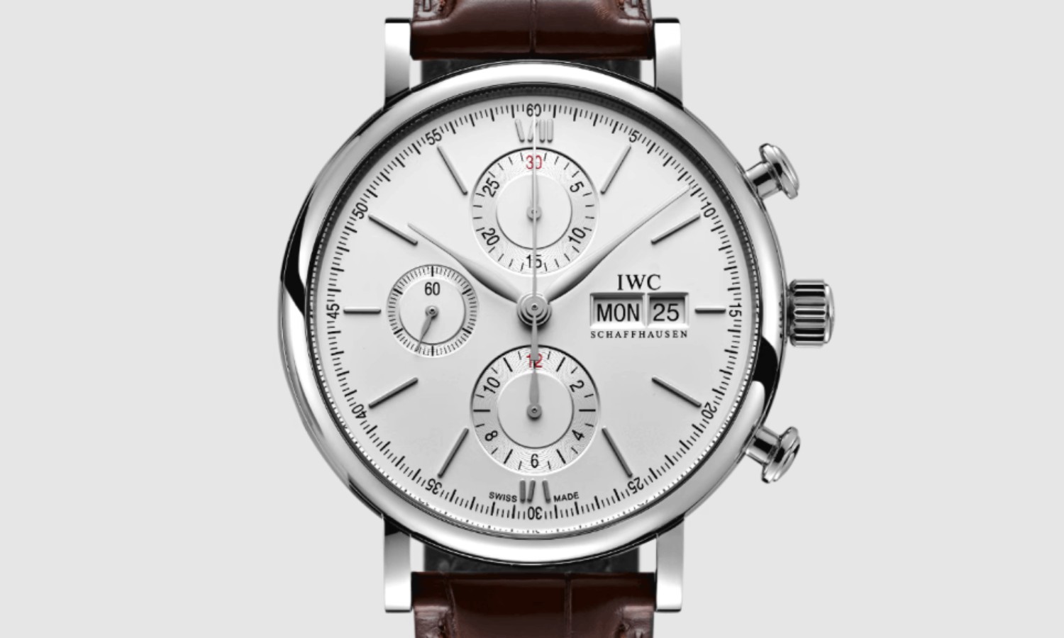 IWC Portofino Chronograph mit silbernem Zifferblatt und dunkelbraunem Lederarmband abgebildet vor weißem Hintergrund