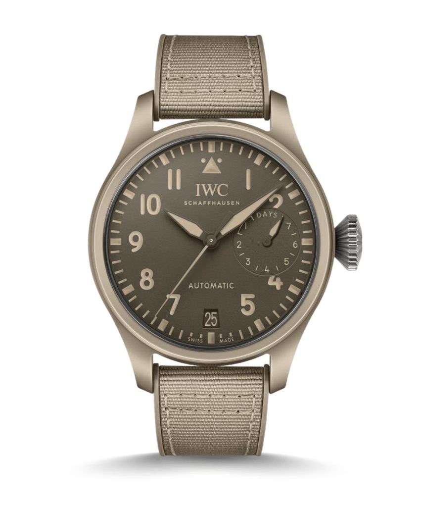 IWC Schaffhausen Big Pilot's Watch Top Gun Edition Mojave Desert CPO mit beigem Zifferblatt am beigen Kautschukarmband stehend vor weißem Hintergrund