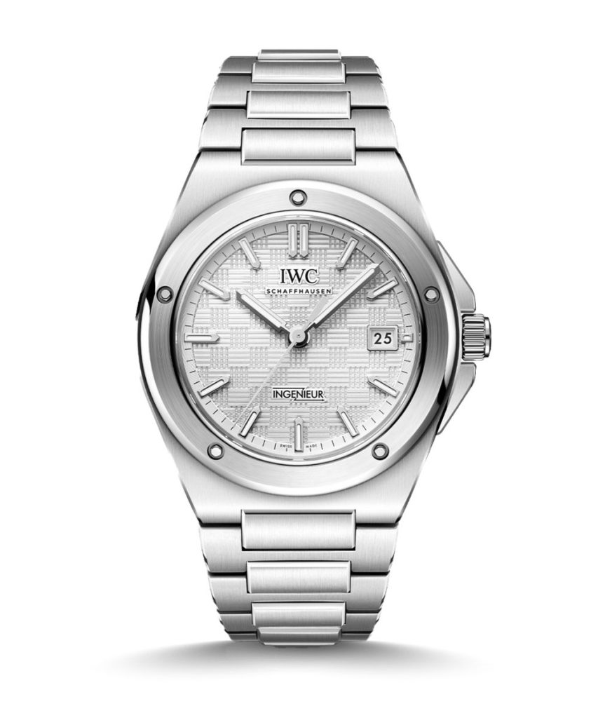 IWC Schaffhausen Ingenieur Automatic 40 CPO mit weißem Zifferblatt am Edelstahlarmband stehend vor weißem Hintergrund