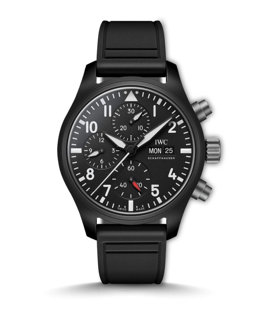 IWC Schaffhausen Pilot's Watch Chronograph 41 Top Gun CPO mit schwarzem Zifferblatt am schwarzen Kautschukarmband stehend vor weißem Hintergrund