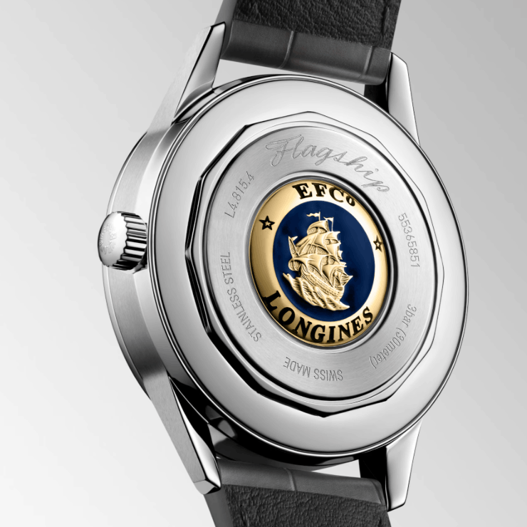 Nahaufnahme des Gehäusebodens der Longines Flagship Heritage Mondphase vor weißem Hintergrund