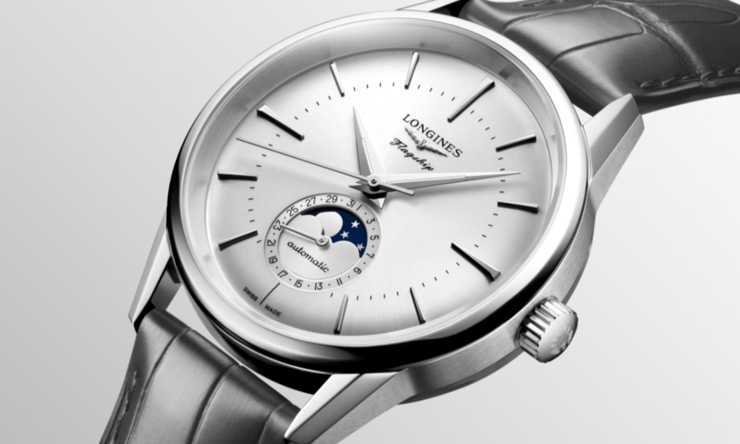 Longines Flagship Heritage Mondphase mit silbernem Zifferblatt und grauem Lederarmband abgebildet vor weißem Hintergrund