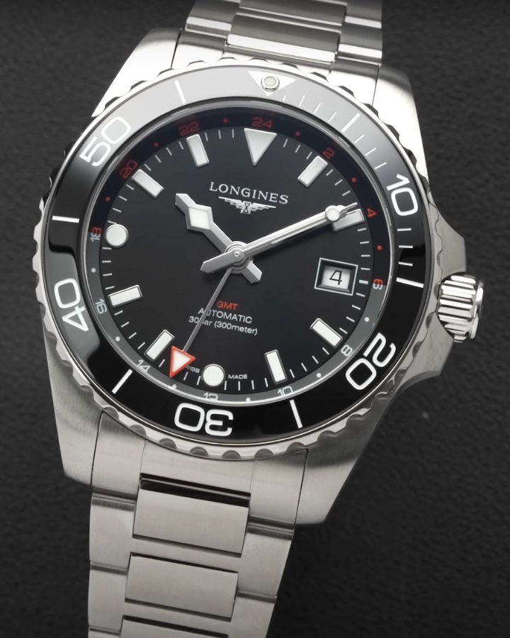 Longines HydroConquest GMT in Nahaufnahme auf schwarzem Untergrund