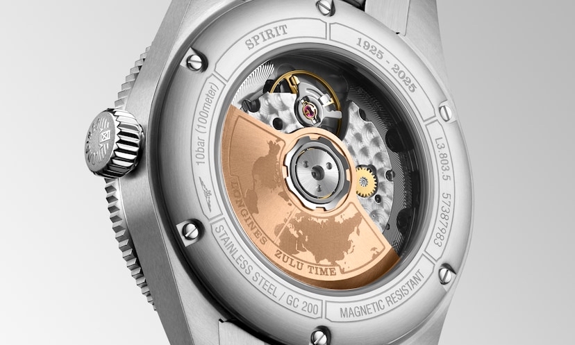 Gehäuseboden der Longines Spirit Zulu Time mit Sichtfenster und Blick auf den Rotor
