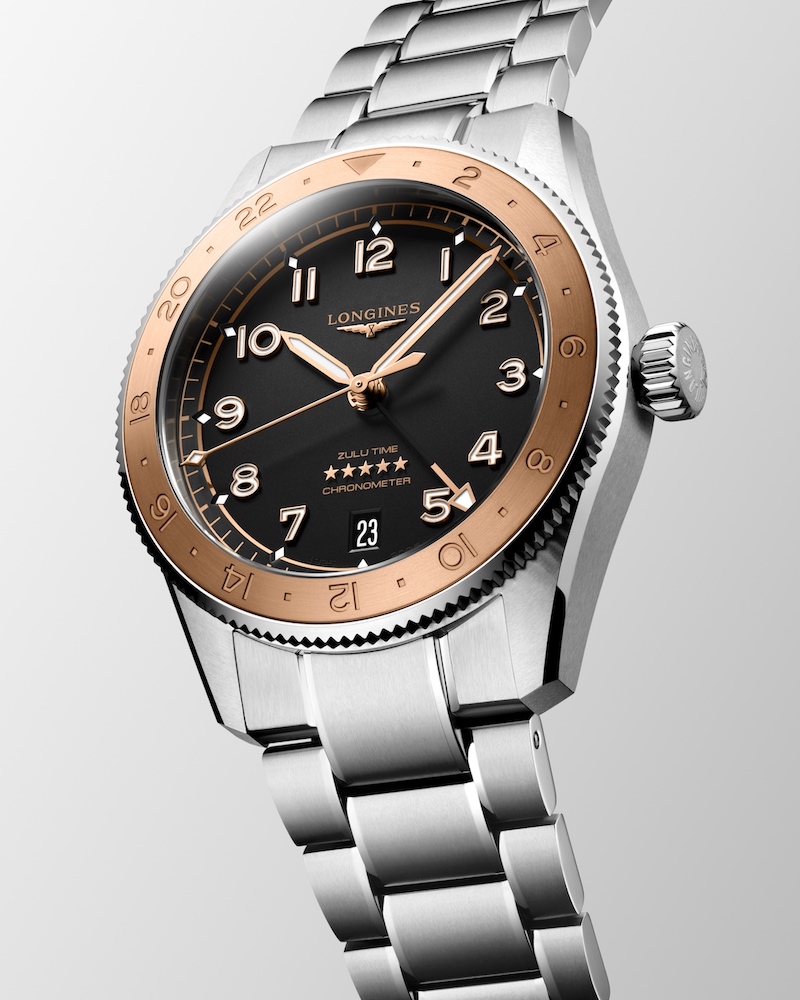 Vorderseite der Longines Spirit Zulu Time Bicolor auf grauem Hintergrund