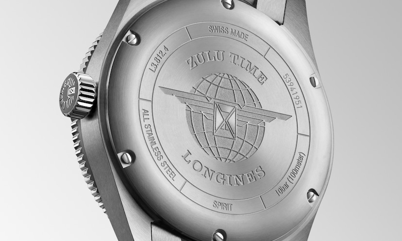 Gehäuseboden der Longines Spirit Zulu Time vor grauem Hintergrund