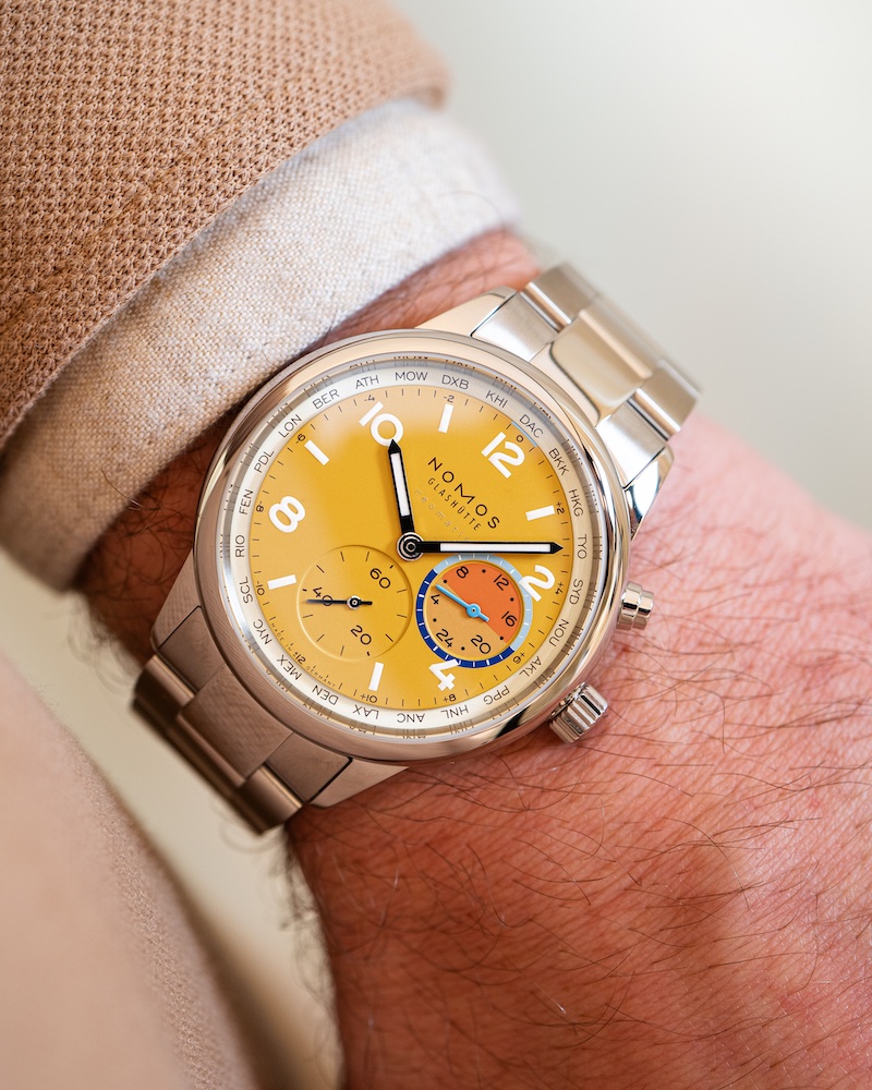 NOMOS Glashütte Club Sport neomatik Weltzeit Dune am Handgelenk