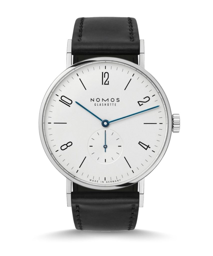 NOMOS Glashütte Tangente 38 CPO mit weißem Zifferblatt am schwarzen Lederarmband stehend vor weißem Hintergrund