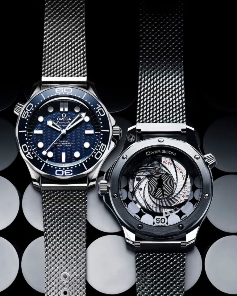 Die Vorderseite und Hinterseite der OMEGA Seamaster James Bond 60th Anniversary am Edelstahlarmband