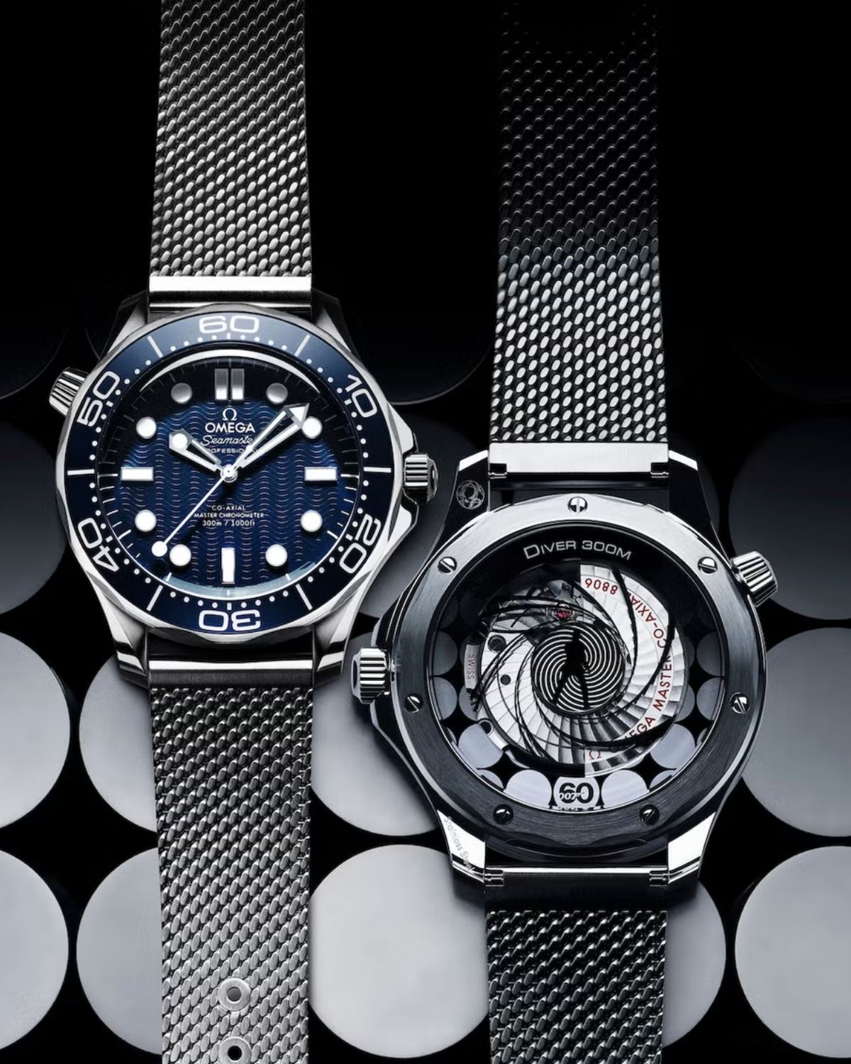 Die Vorderseite und Hinterseite der OMEGA Seamaster James Bond 60th Anniversary am Edelstahlarmband