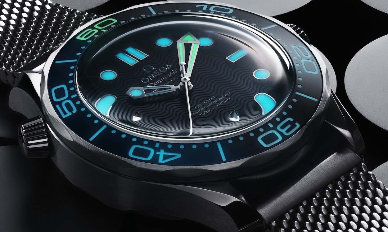 OMEGA Seamaster James Bond 60th anniversary liegend auf Tisch