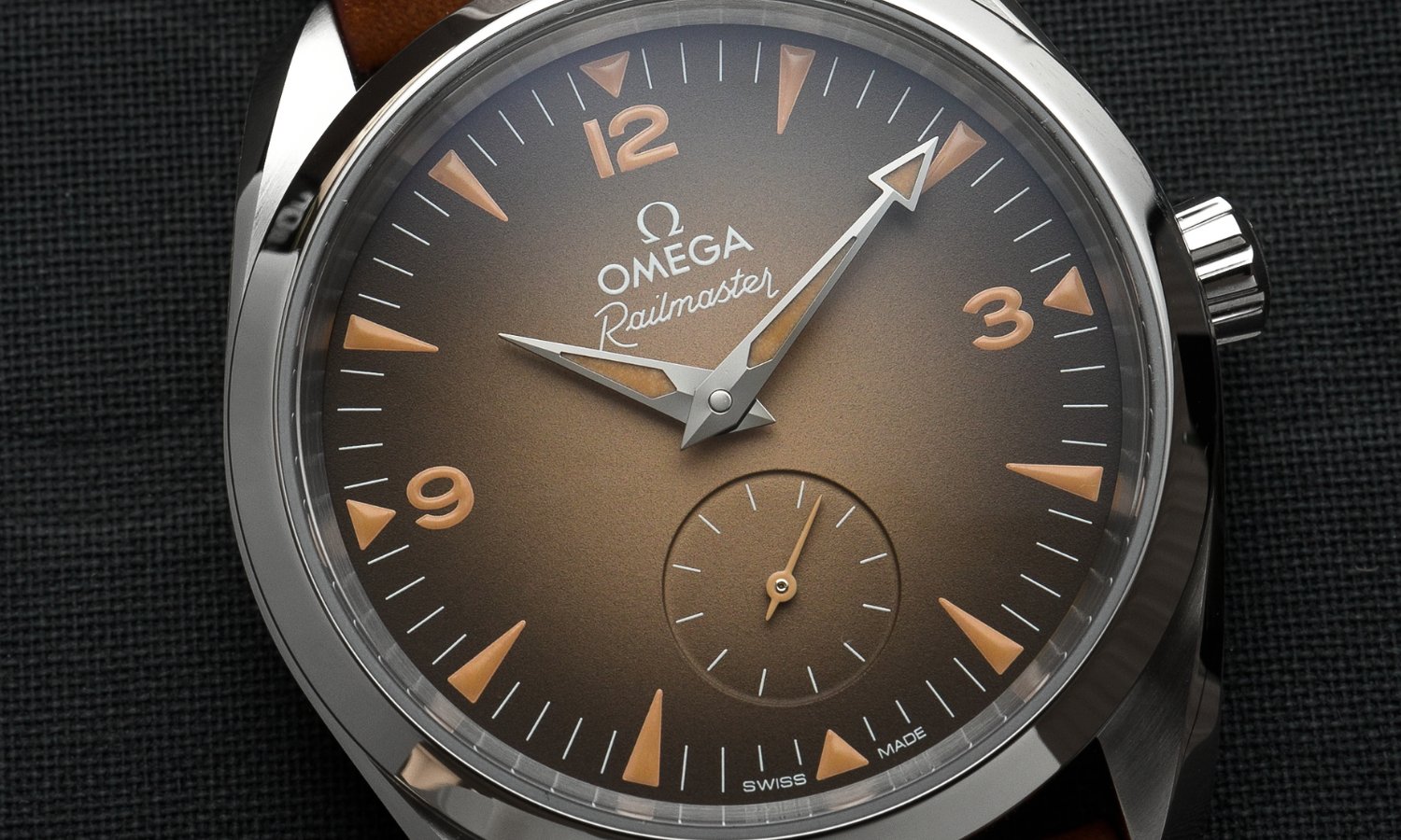 Nahaufnahme des beigen Zifferblatts der OMEGA Seamaster Railmaster Referenz: 235.10.38.20.13.001