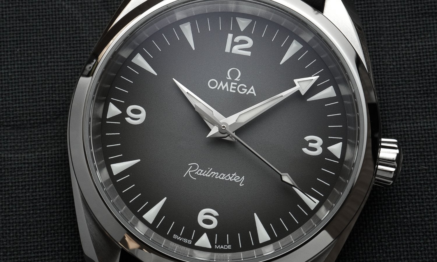 Nahaufnahme des grauen Zifferblatts der OMEGA Seamaster Railmaster Referenz: 235.10.38.20.06.001