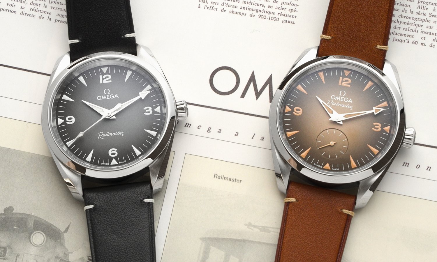 Die OMEGA Seamaster Railmaster Referenz: 235.10.38.20.06.001 mit grauem Zifferblatt am schwarzen Lederarmband links und die OMEGA Seamaster Railmaster Referenz: 235.10.38.20.13.001 mit beigem Zifferblatt am braunen Lederarmband rechts nebeneinander liegend
