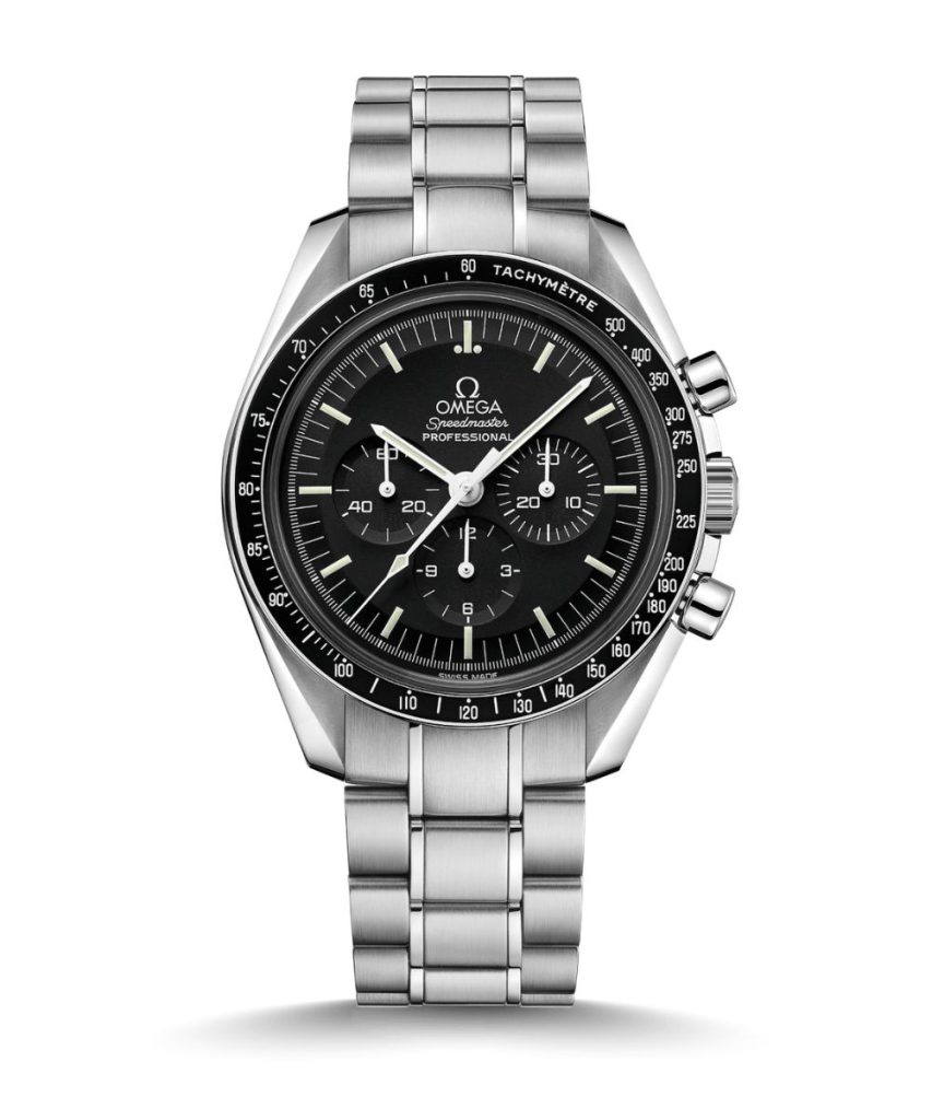 OMEGA Speedmaster Moonwatch Hesalit Chronograph CPO mit schwarzem Zifferblatt am Edelstahlarmband stehend vor weißem Hintergrund