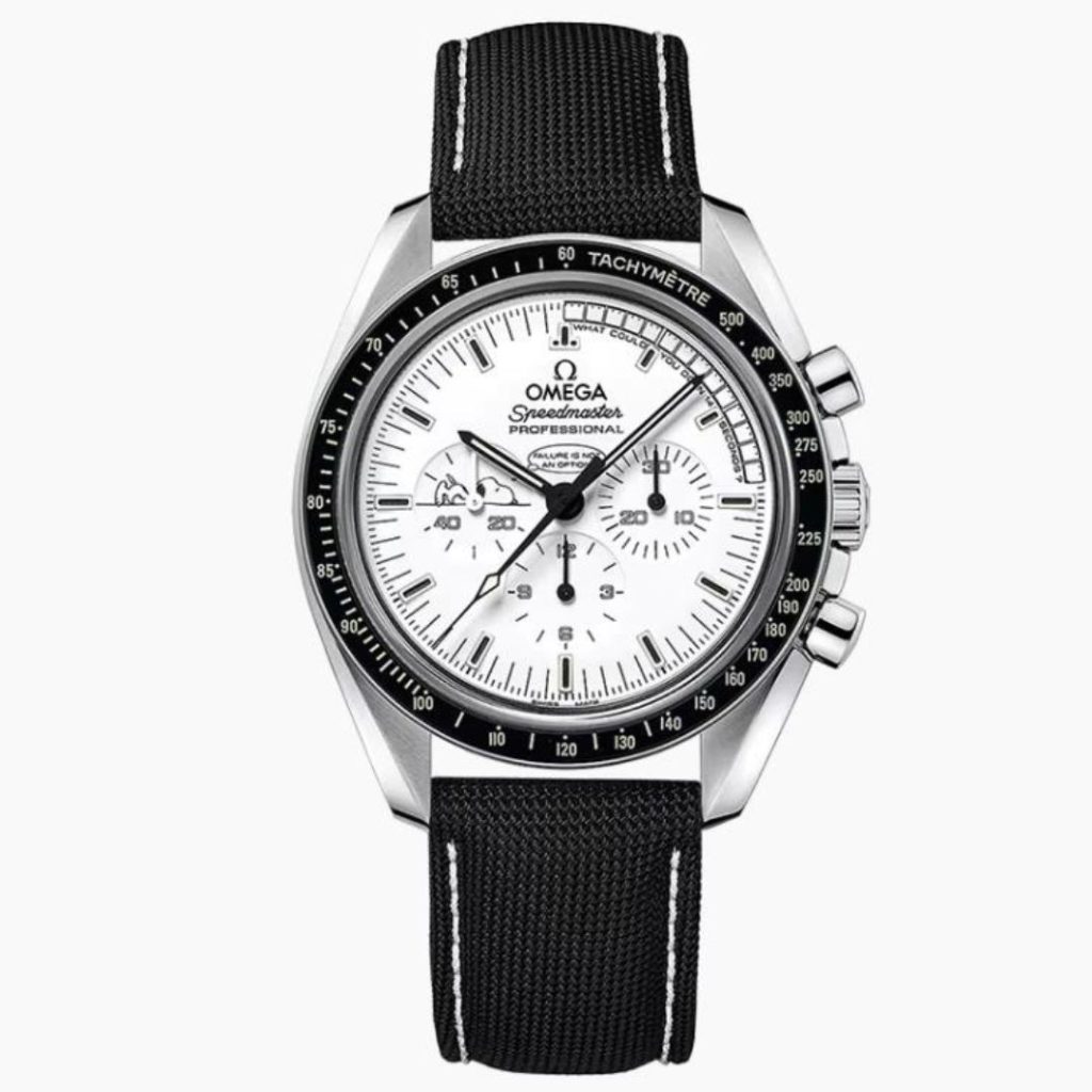 Blick von vorne auf die OMEGA Speedmaster mit der Referenz 311.32.42.30.04.003 vor weißem Hintergrund.