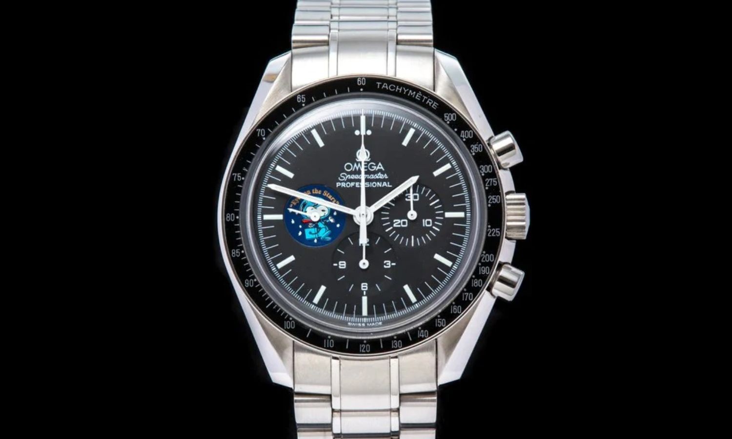 Blick von vorne auf die OMEGA Speedmaster mit der Referenz 3578.51.00 vor einem schwarzen Hintergrund.