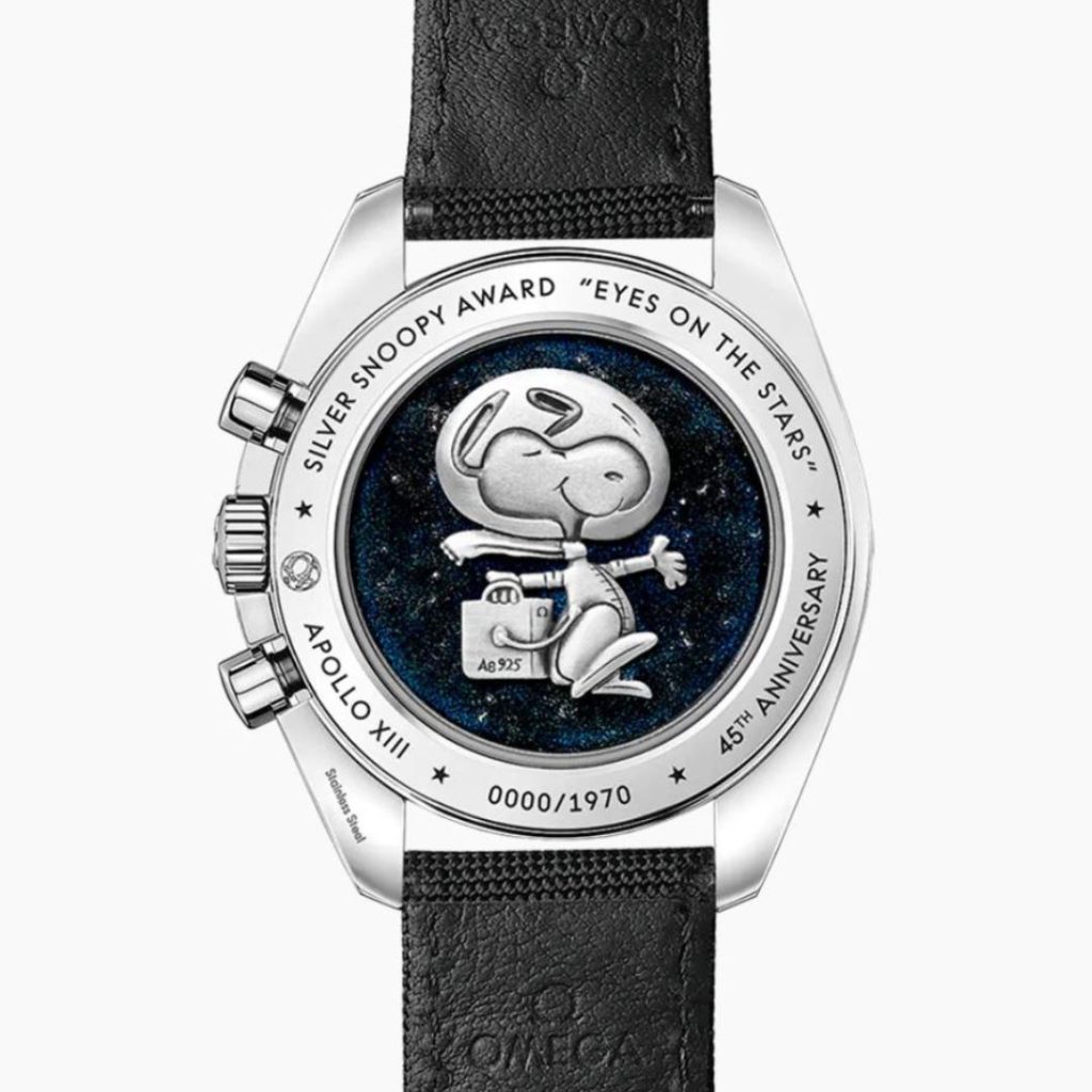Blick auf die Rückseite der OMEGA Speedmaster mit der Referenz 311.32.42.30.04.003 vor weißem Hintergrund.