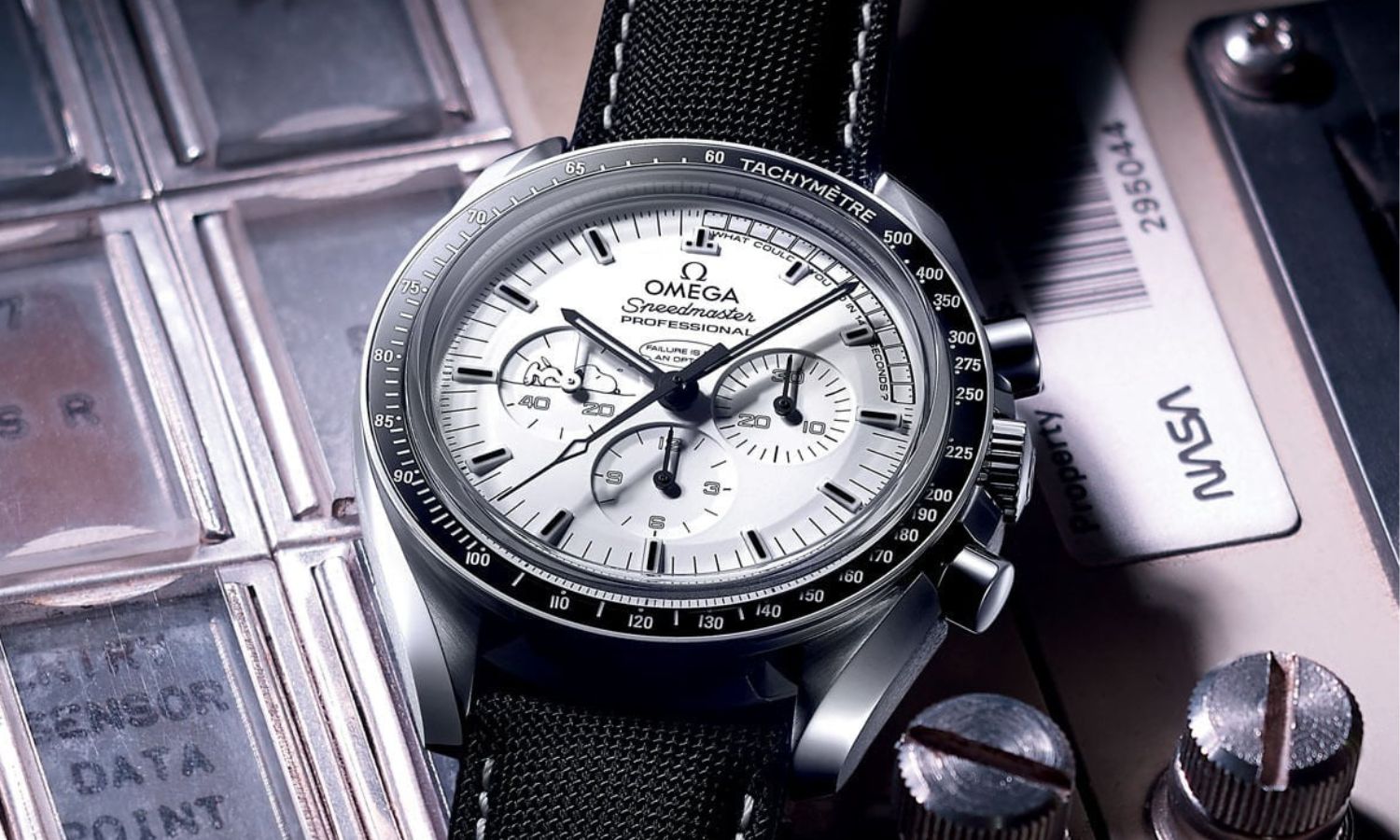 Blick auf die OMEGA Speedmaster mit der Referenz 311.32.42.30.04.003, die auf einem Kommandopult liegt.