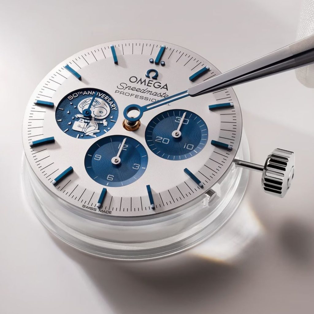 Ein detailierter Blick auf das Zifferblatt der OMEGA Speedmaster mit der Referenz Seitlicher Blick auf die OMEGA Speedmaster mit der Referenz 310.32.42.50.02.001, auf dem die Zeiger angebracht werden.
