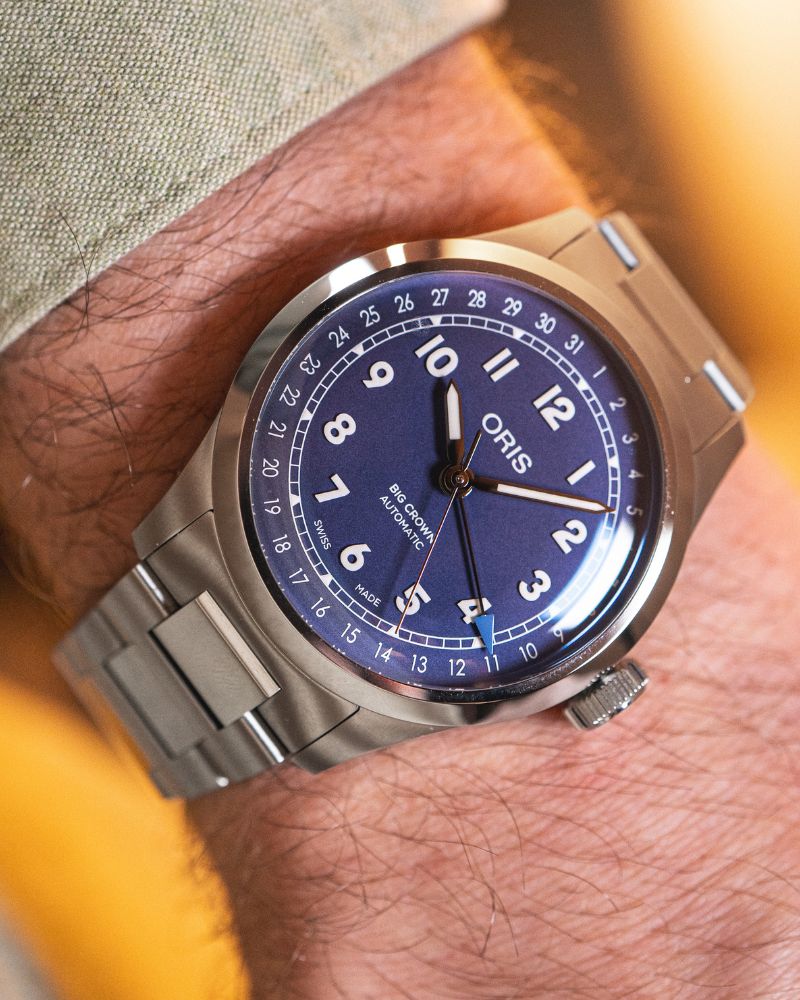 Seitlicher Blick auf die ORIS Big Crown Pointer Date mit violettem Zifferblatt auf dem Handgelenk eines Mannes.