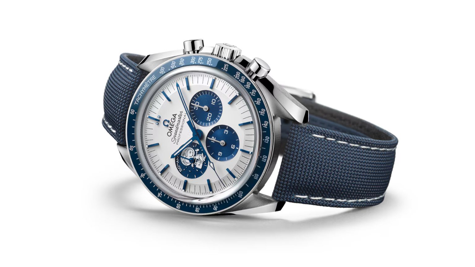 Seitlicher Blick auf die OMEGA Speedmaster mit der Referenz 310.32.42.50.02.001.
