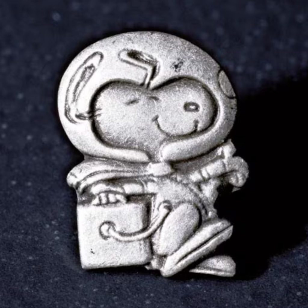 Nahaufnahme der Silver-Snoopy-Anstecknadel.