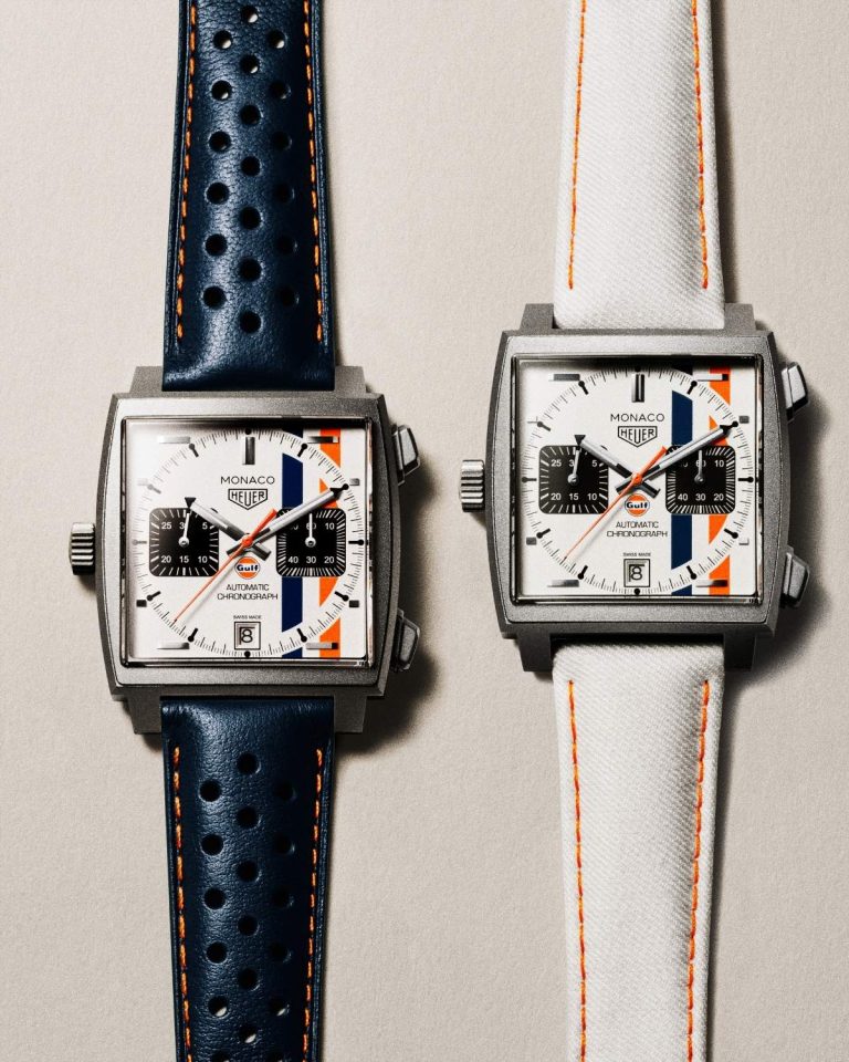 TAG HEUER Monaco Chronograph X Gulf mit weißem Zifferblatt am blauen Lederarmband links und am weißen Textilarmband rechts liegend vor weißem Hintergrund