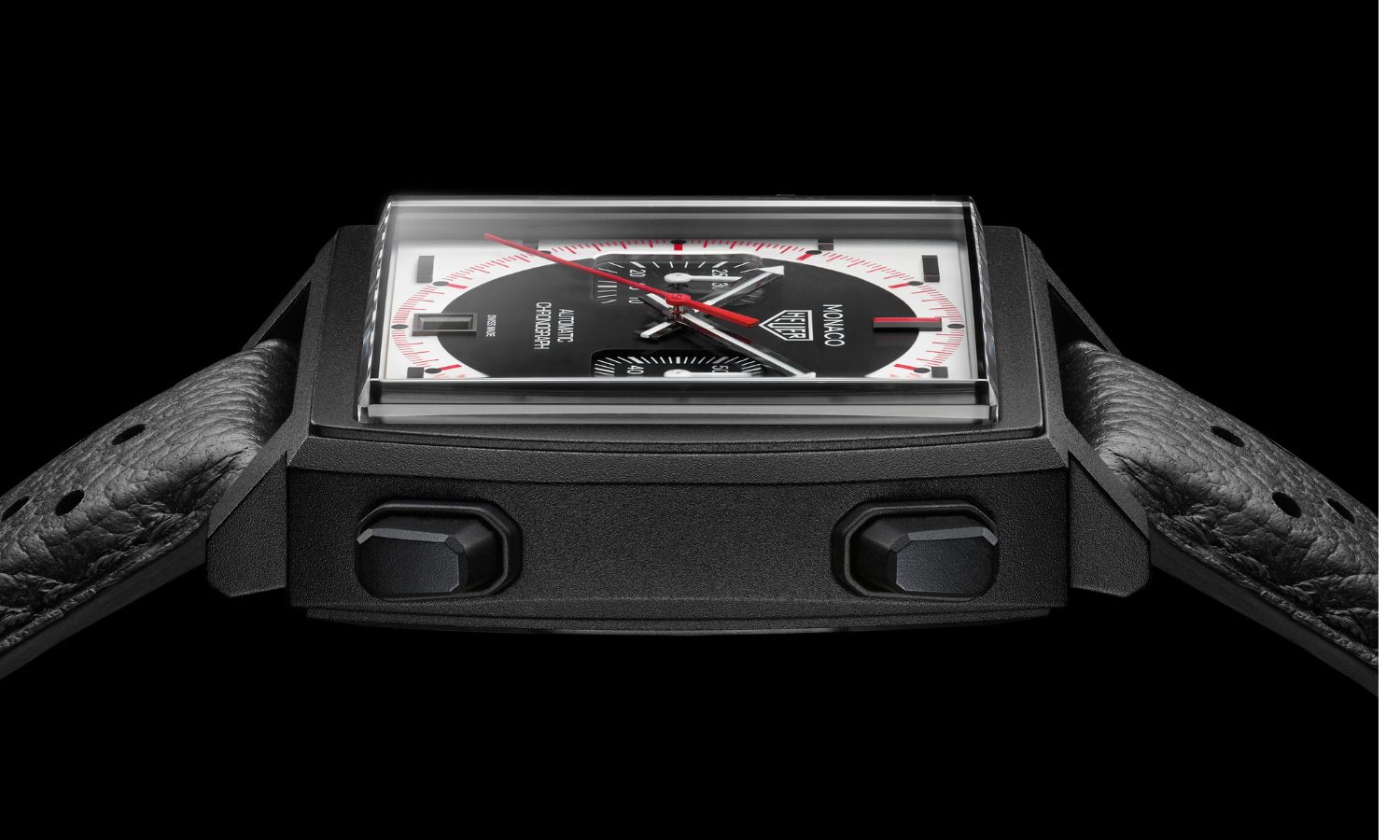 Blick auf die rechte Seite der TAG Heuer Monaco Chronograph Stopwatch mit der Referenz CAW218F.FC6356 mit schwarzem Hintergrund.