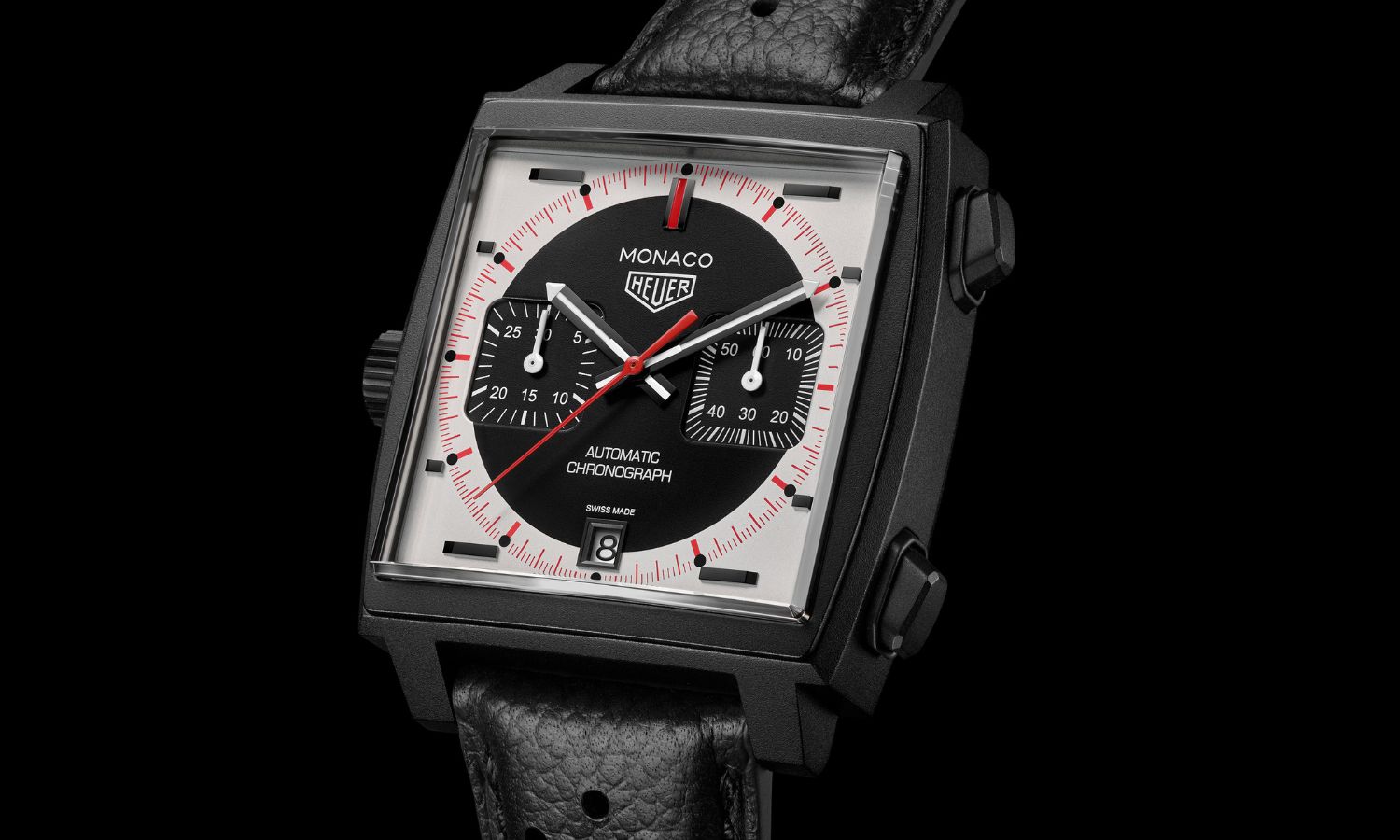 Seitlicher Blick auf die rechte Seite der TAG Heuer Monaco Chronograph Stopwatch mit der Referenz CAW218F.FC6356 mit schwarzem Hintergrund.