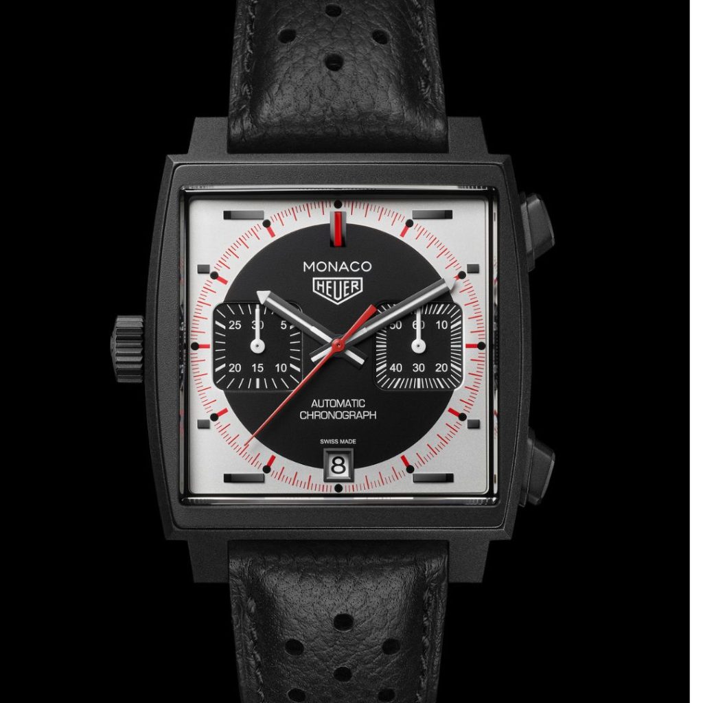 Blick auf die TAG Heuer Monaco Chronograph Stopwatch mit der Referenz CAW218F.FC6356 mit schwarzem Hintergrund.
