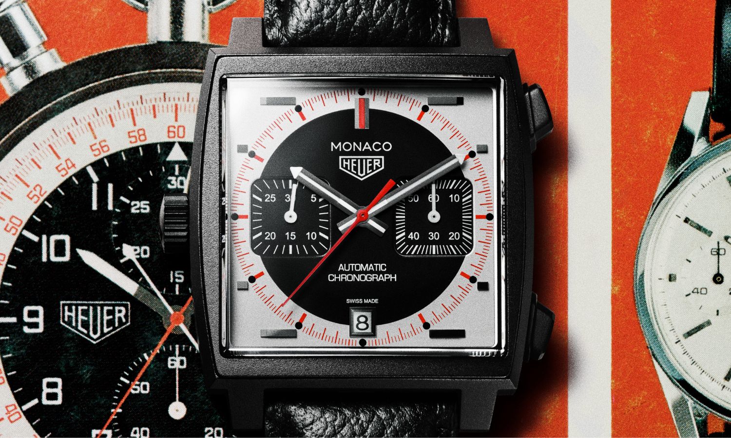 Blick auf TAG Heuer Monaco Chronograph Stopwatch mit der Referenz CAW218F.FC6356, im Hintergrund sind Fotos früherer Stoppuhren von TAG Heuer.
