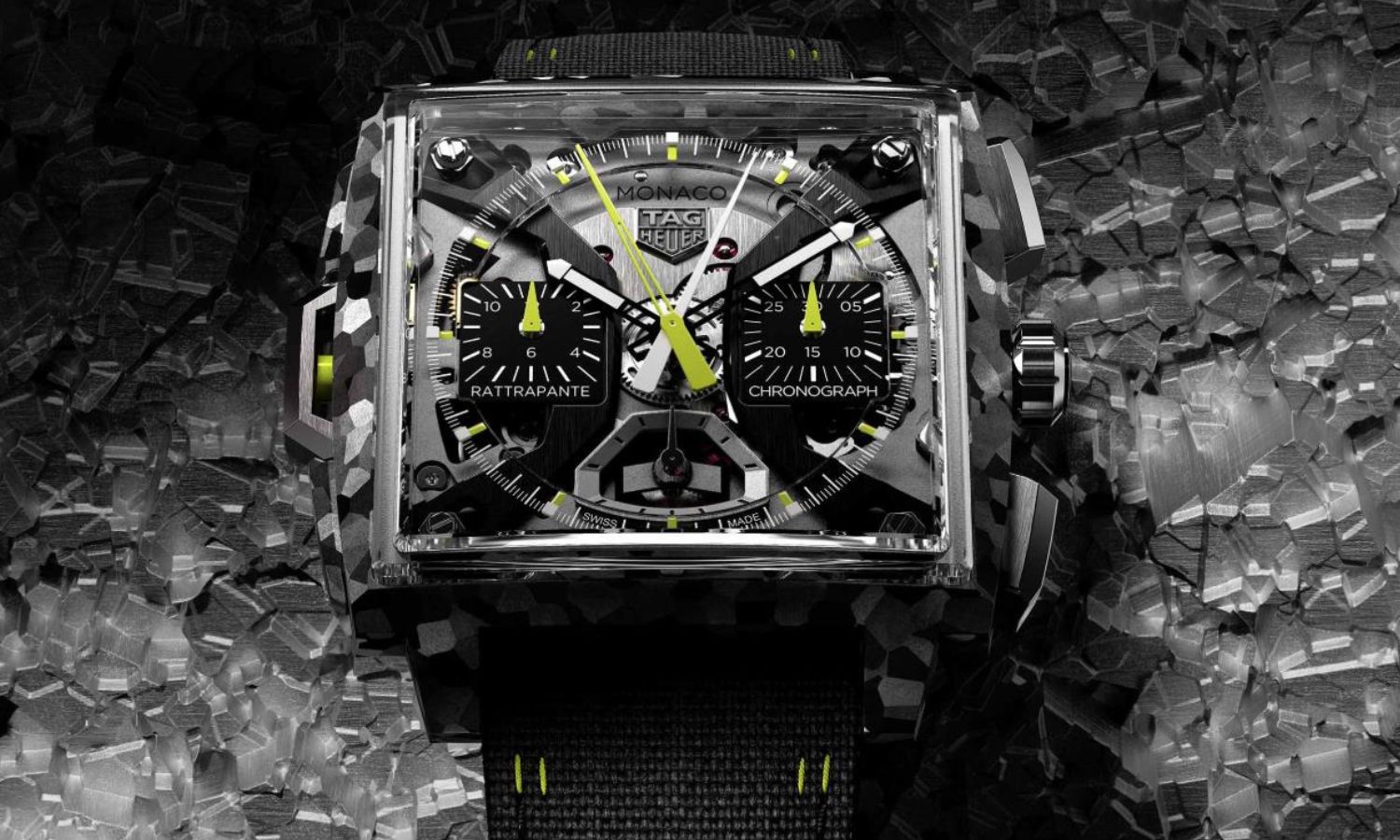 Blick auf die TAG Heuer Monaco Split-Seconds Chronograph mit der Referenz CBW2185.FC8350 vor einem grau-schwarzem Hintergrund.