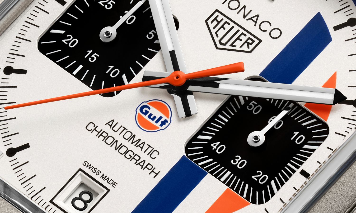 Nahaufnahme des Zifferblattest der TAG Heuer Monaco Chronograph x Gulf mit der Referenz CAW218G.EB0393.